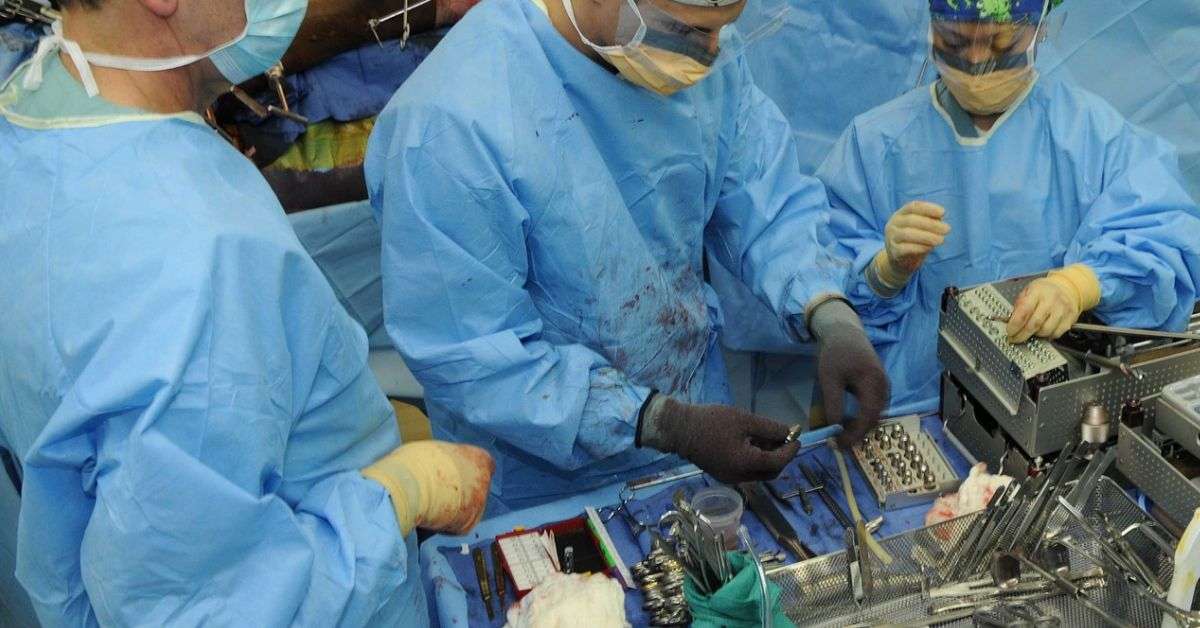 Read more about the article Robotic Knee Replacement Surgeon in Mumbai